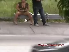 معدنیات سے متعلق نوجوان لڑکی اس کے خوبصورت چہرے کے ساتھ میں شامل