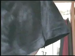 خوبصورت سرخ بالوں والی خوبصورتی یلا ہیوز ہو جاتا ہے اس سنواری ہوئی بلی گولہ باری