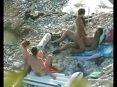 سفید بالوں والی لڑکی بلی کو ظاہر کرتا ہے کے لئے فون
