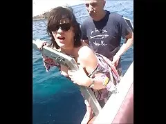 خوبصورت لڑکے کے لئے 3 بار ماں