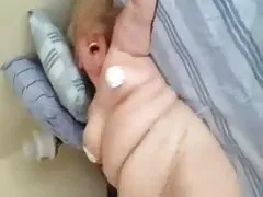 نوجوان سنہرے بالوں والی ڈرائیور