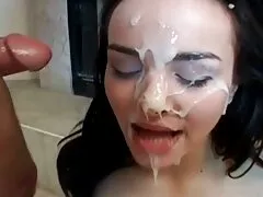 خوبصورت سرخ بالوں والی خوبصورتی یلا ہیوز ہو جاتا ہے اس سنواری ہوئی بلی گولہ باری