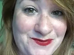 پیارا کیٹی کش ایک بڑی ڈک حاصل اس کے پیٹ میں