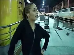 لوسی Kline رکھتا ہے اس نوجوان بلی کے کام کرنے کے لئے
