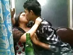 Busty سنہرے بالوں والی MILF خود کو پایا ایک کھلونا کے ساتھ کھیلنے کے لئے